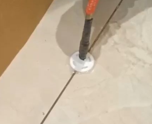 普定瓷砖空鼓维修公司专业解答瓷砖在铺贴过程中，如果没有涂抹均匀到位的粘结材料（如水泥砂浆或瓷砖胶），可能会导致以下问题
